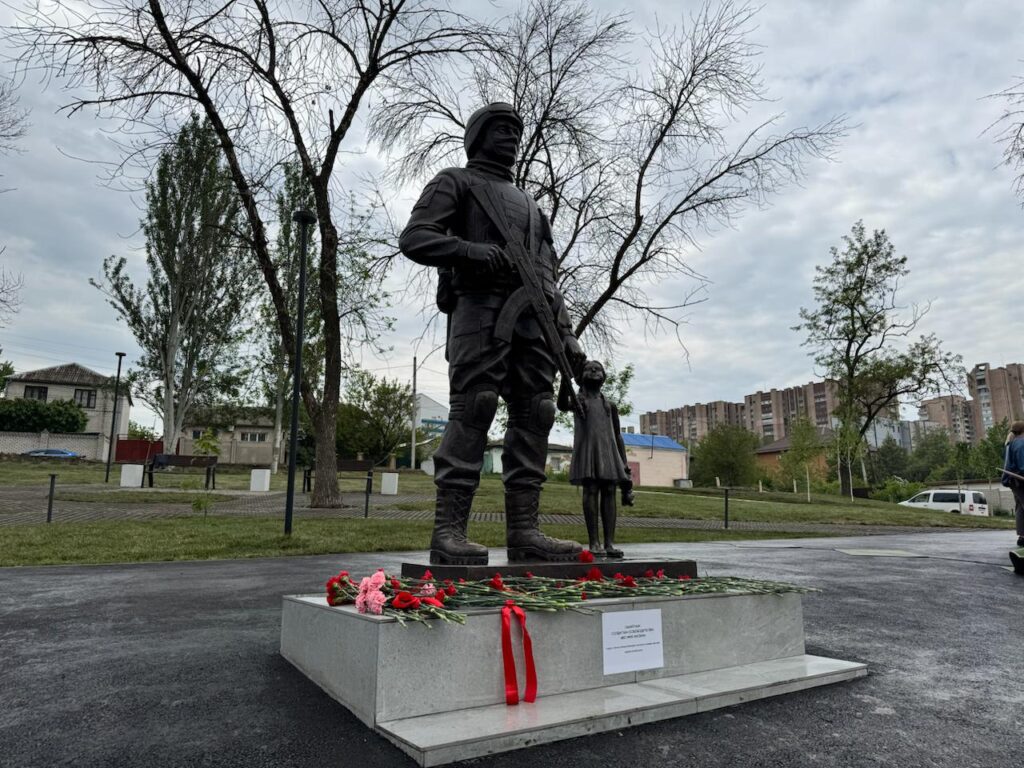 В Луганську обурилися реконструкції скверу: знищили всі дерева