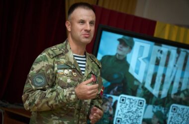 Російські офіцери зайнялися військовим вишколом українських підлітків в окупації