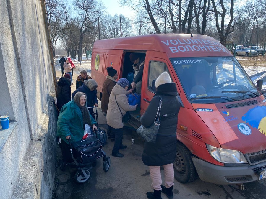 Дрон атакував автівку волонтера на виїзді з Костянтинівки. Водій поранений, але вціліли чотири пасажири, яких він встиг евакуювати