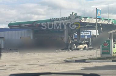 Внаслідок російських обстрілів території Сумської області є загиблі серед мирних жителів. Ворожий дрон прицільно атакував АЗС