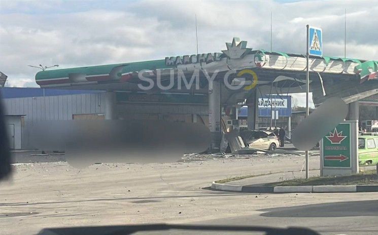 Внаслідок російських обстрілів території Сумської області є загиблі серед мирних жителів. Ворожий дрон прицільно атакував АЗС