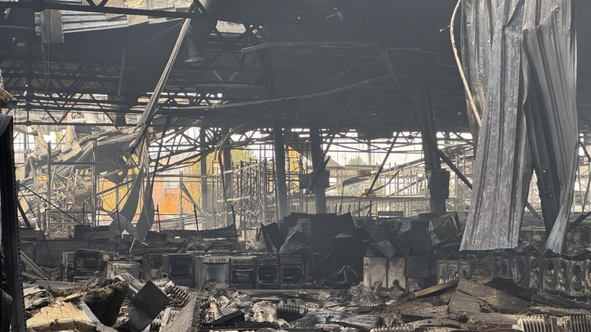 В Донецьку показали, що залишилося від згорілого “Ашана”