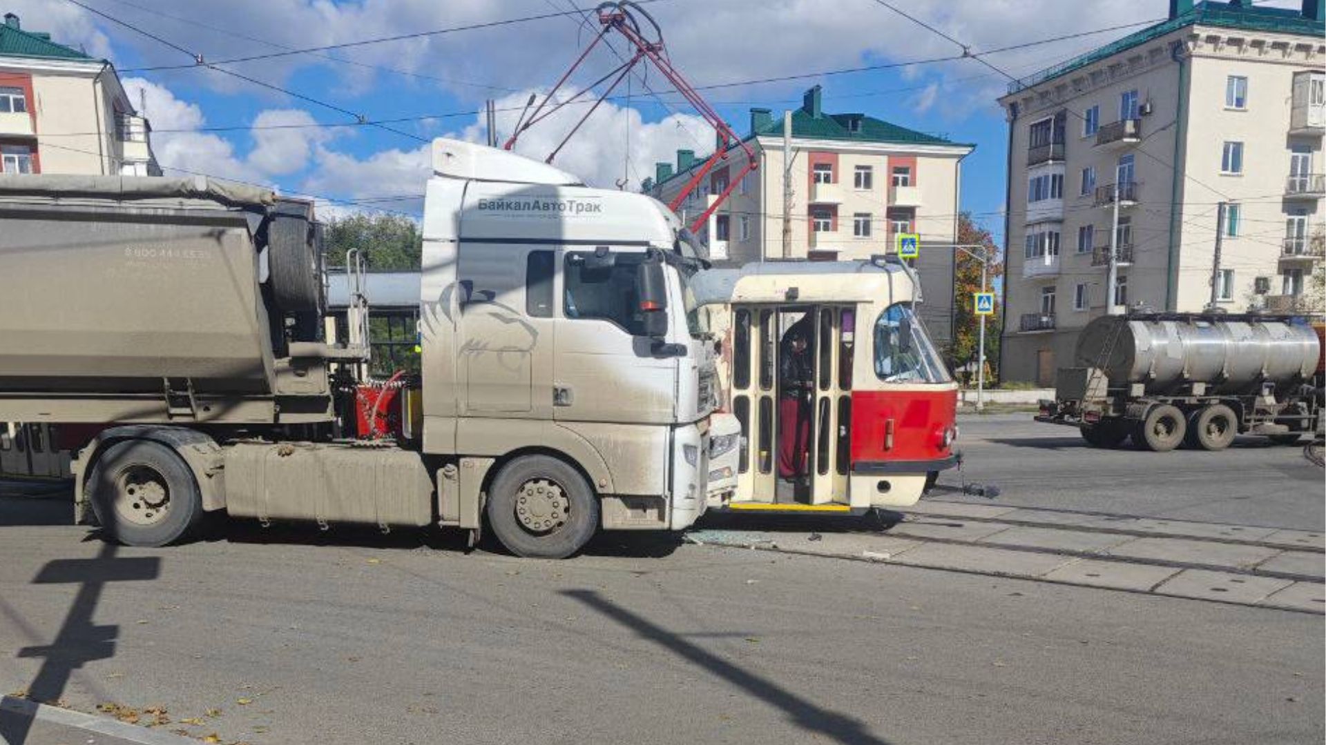 У Маріуполі вантажівка протаранила трамвай із пасажирами