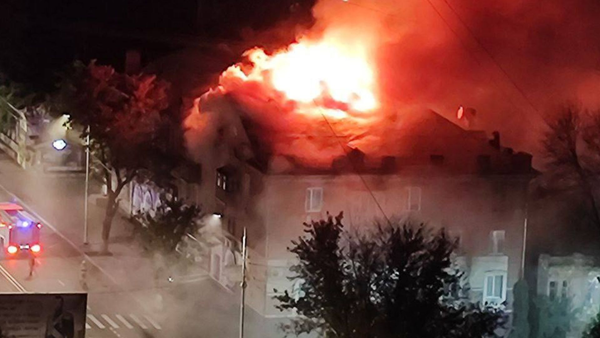 В окупованому Луганську горить будинок в історичному центрі