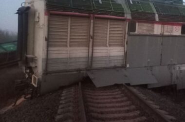 На Бердянському напрямку через підрив залізничної колії зійшов з рейок потяг: опубліковані фото