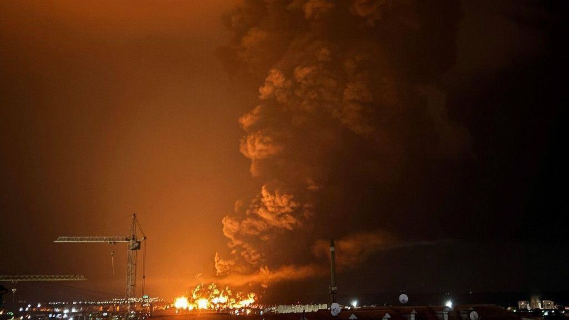 Наслідки нічної атаки на нафтобазу у Криму: пошкоджено 10 цистерн, евакуйовано понад 800 людей