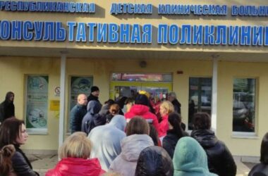 Черги під відкритим небом: у Луганській дитячій лікарні батьки з дітьми годинами чекають на прийом