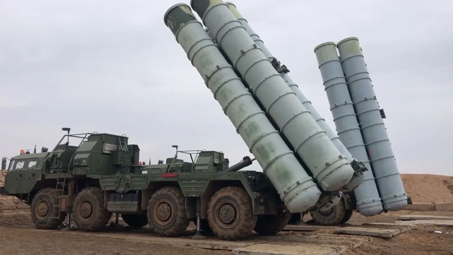 У Криму атакували військові об’єкти РФ: знищено установку С-400, є поранені