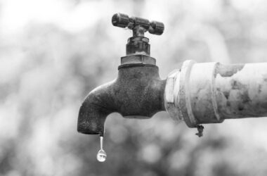 У Донецьку посеред вулиці б’є фонтан води, поки в будинках сухі крани: аварію не можуть усунути другу добу