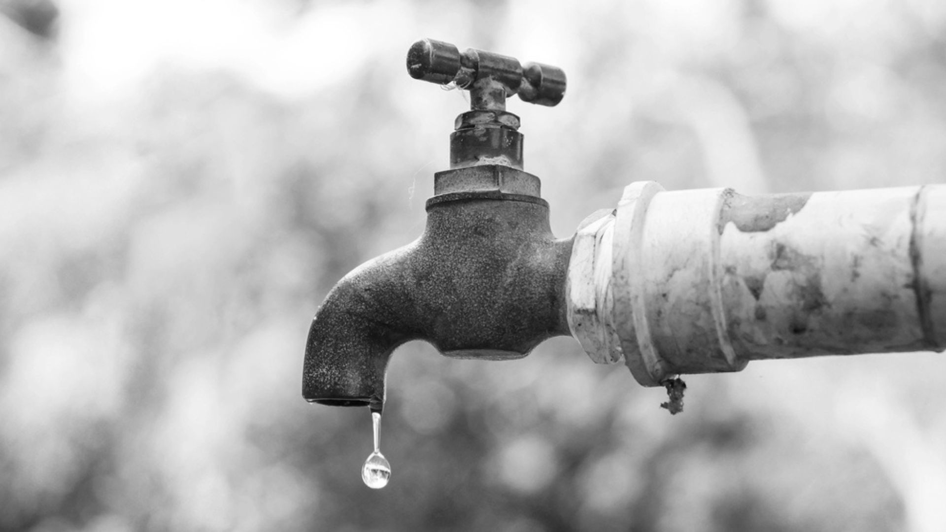 У Донецьку посеред вулиці б’є фонтан води, поки в будинках сухі крани: аварію не можуть усунути другу добу