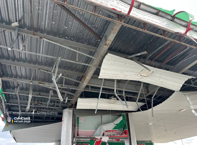 Внаслідок російських обстрілів території Сумської області є загиблі серед мирних жителів. Ворожий дрон прицільно атакував АЗС