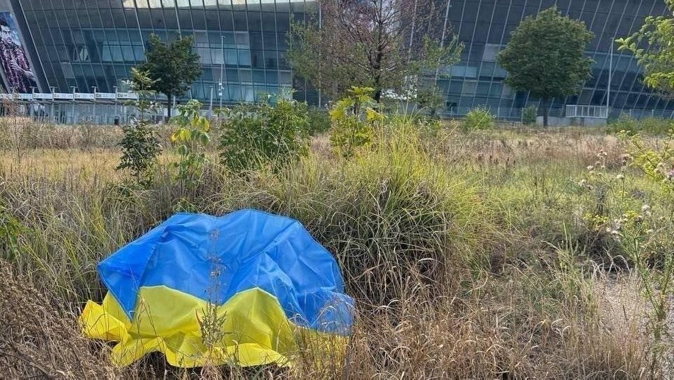 Активісти розгорнули прапор України біля &#8220;Донбас Арени&#8221; до Дня захисників і захисниць