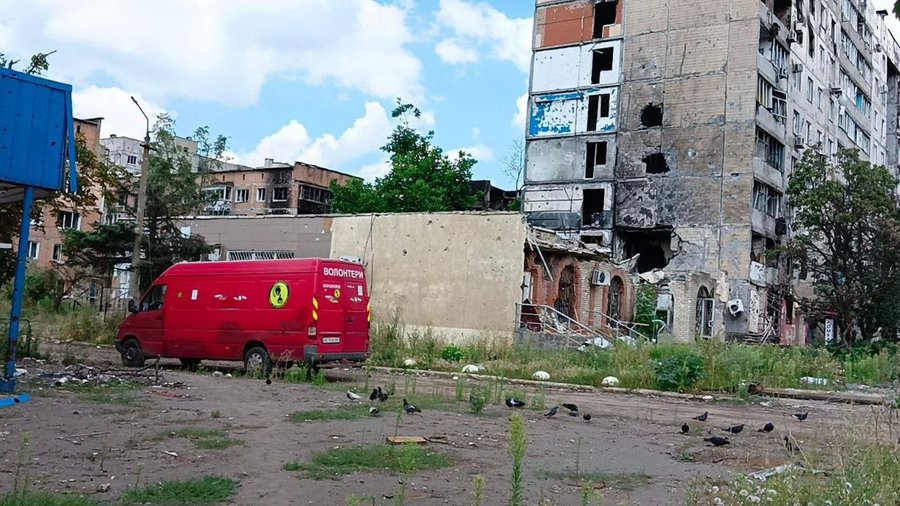 Дрон атакував автівку волонтера на виїзді з Костянтинівки. Водій поранений, але вціліли чотири пасажири, яких він встиг евакуювати