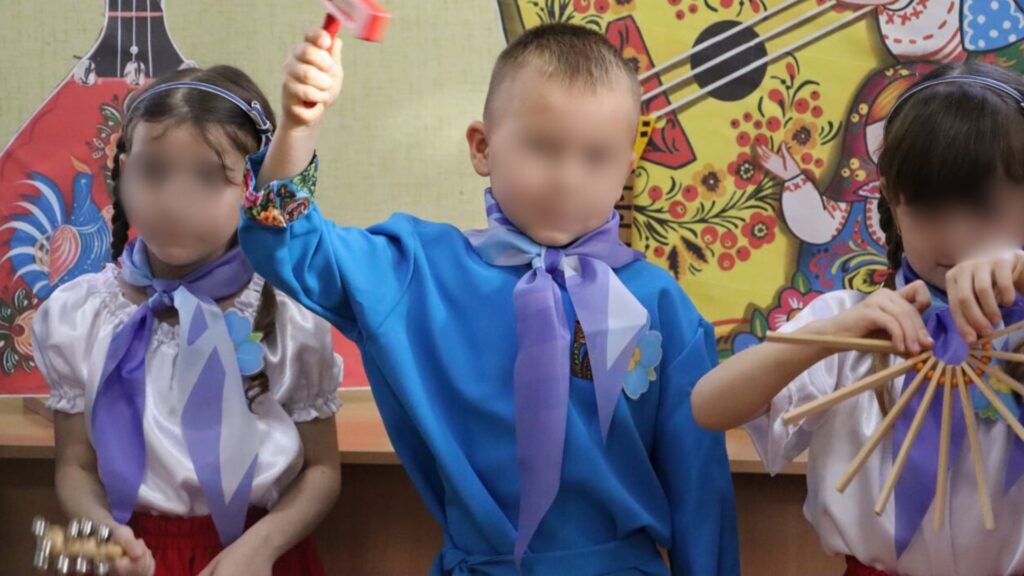 У дитсадках Кадіївки дітей вдягали в сарафани та косоворотки й вчили грати на ложках. Опубліковані фото