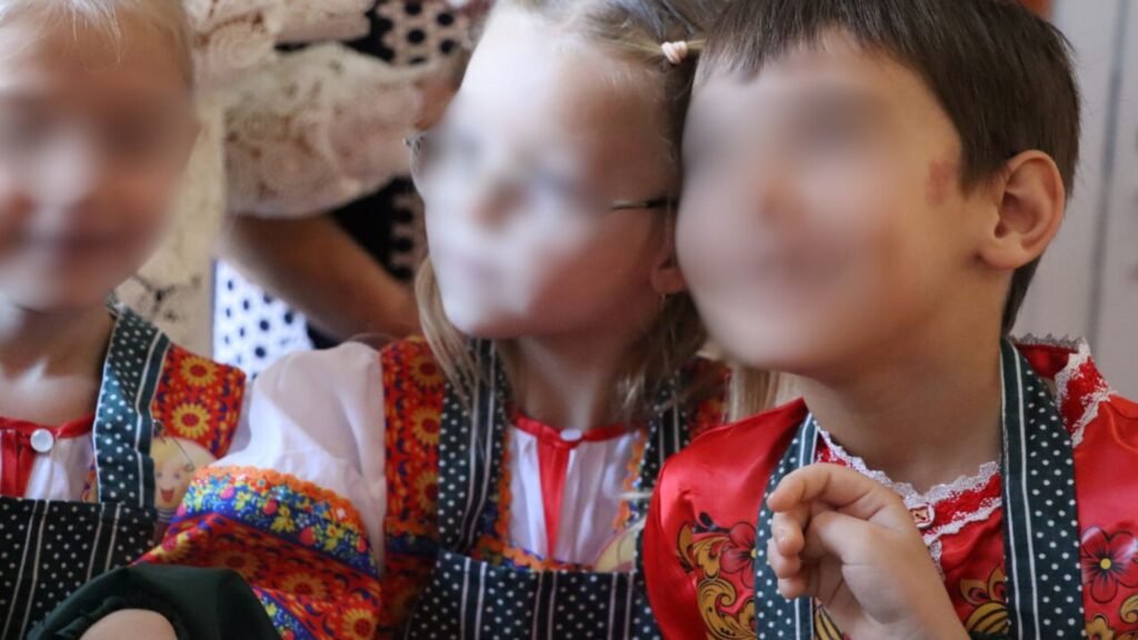 У дитсадках Кадіївки дітей вдягали в сарафани та косоворотки й вчили грати на ложках. Опубліковані фото