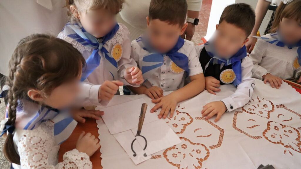 У дитсадках Кадіївки дітей вдягали в сарафани та косоворотки й вчили грати на ложках. Опубліковані фото