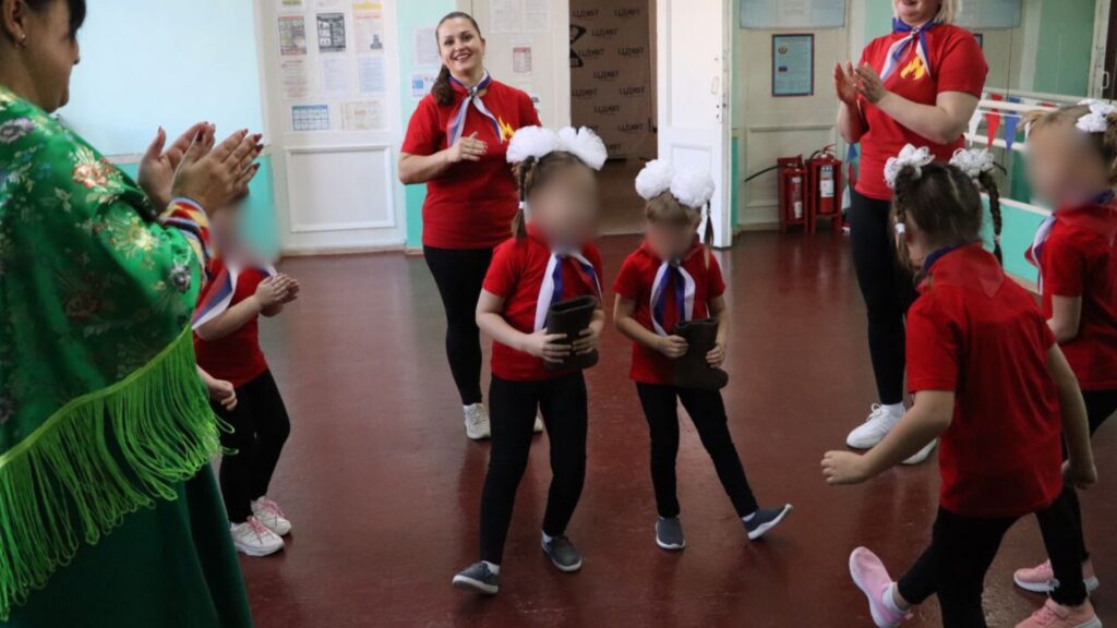 У дитсадках Кадіївки дітей вдягали в сарафани та косоворотки й вчили грати на ложках. Опубліковані фото