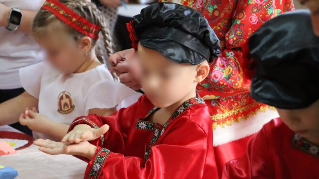 У дитсадках Кадіївки дітей вдягали в сарафани та косоворотки й вчили грати на ложках. Опубліковані фото