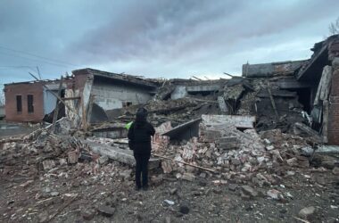 Вісім людей загинули на Донеччині за добу через обстріли армії РФ. Постраждалих майже 20