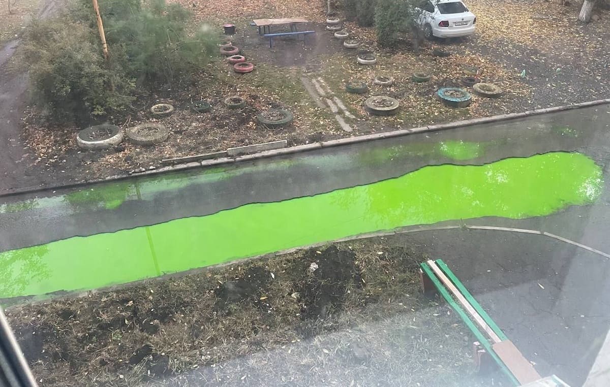 В окупованій Макіївці вулицями тече вода зеленого кольору. Що сталося