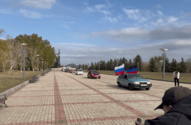 Окупанти влаштували у Донецьку автопробіг до “дня прапора ДНР” на тлі бензинової кризи. Жителі обурились