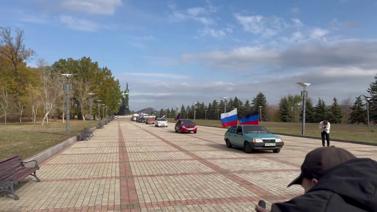 У Донецьку влаштували автопробіг до “дня прапора ДНР” на тлі бензинової кризи. Жителі обурились