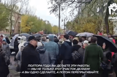 В Алчевську жителі рознесли луганського “комунальника” через зрив опалювального сезону: момент потрапив на відео