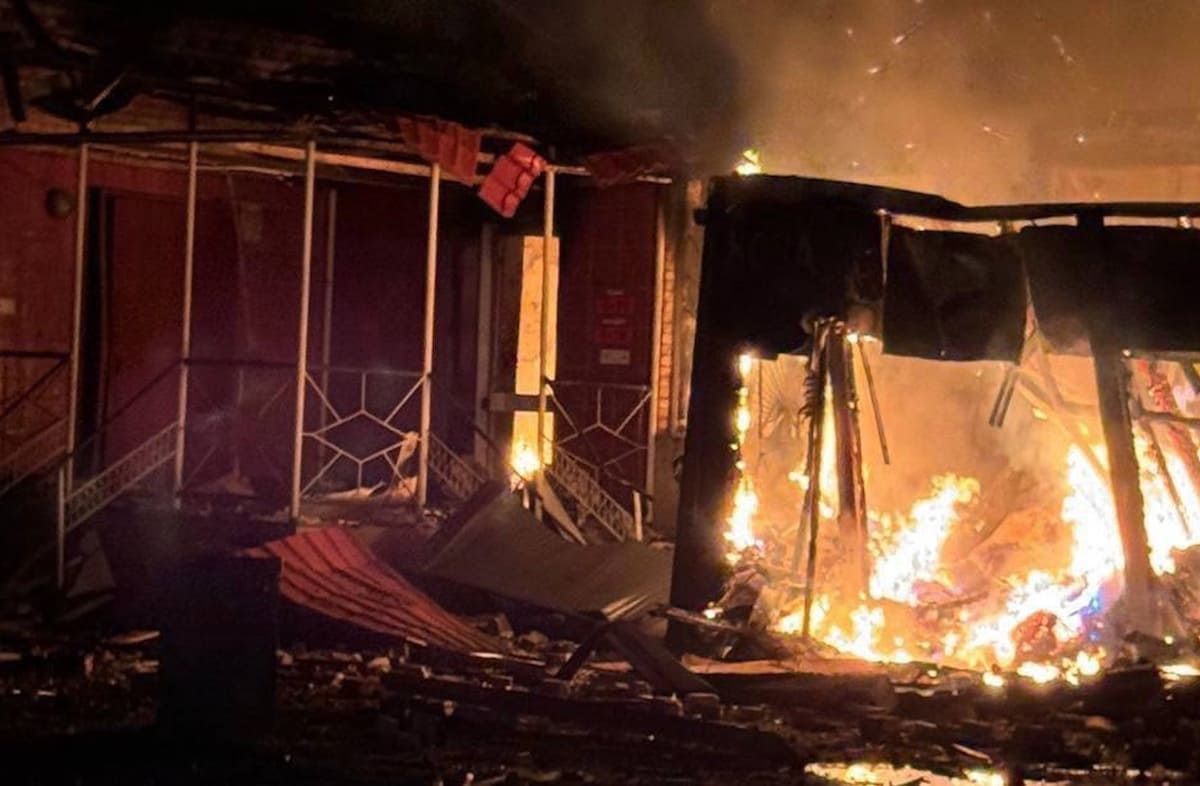 Відділення “Нової пошти” зруйновано на Донеччині через обстріл. Згоріли посилки на мільйон гривень