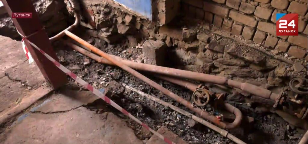 “Вода стояла у підвалі майже місяць”: жителі окупованого Луганська невдоволені станом під’їзду