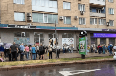 У Донецьку показали ще одну чергу за “Феніксом”. Чому в окупації “штурмують” салони мобільних операторів
