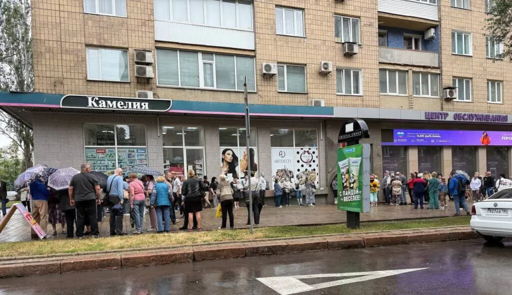 У Донецьку показали ще одну чергу за “Феніксом”. Чому в окупації “штурмують” салони мобільних операторів