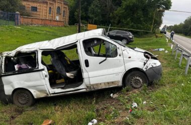 Окупанти “засудили” водія мікроавтобуса, який у червні втрапив у смертельне ДТП на Луганщині. Тоді загинули три людини