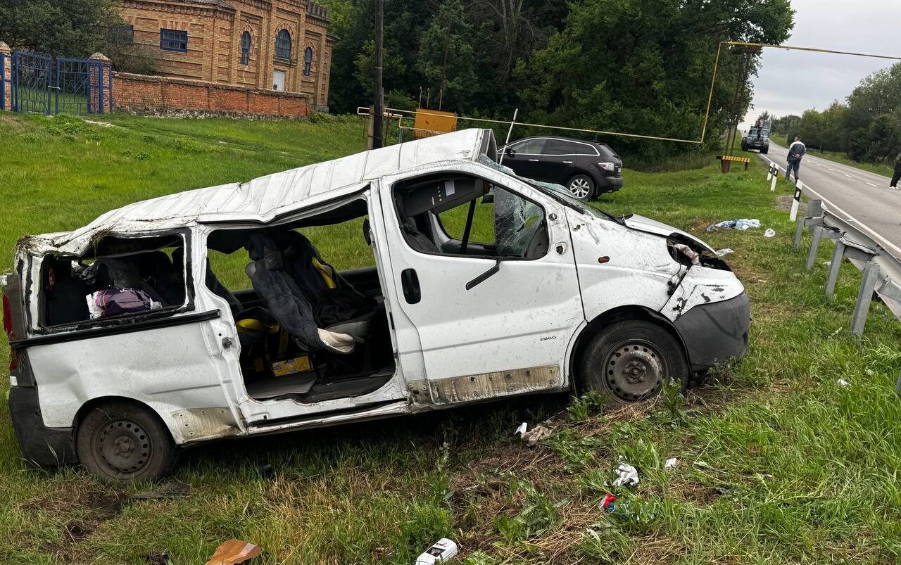 Окупанти “засудили” водія мікроавтобуса, який у червні втрапив у смертельне ДТП на Луганщині. Тоді загинули три людини