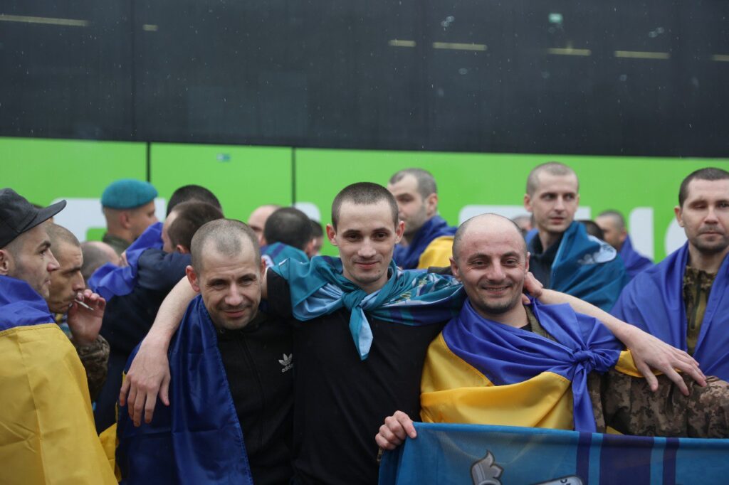 Зворушливі кадри: обмін полоненими, додому повернулися 185 військових та 20 цивільних