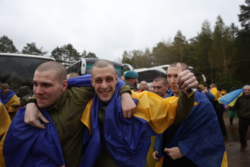Зворушливі кадри: обмін полоненими, додому повернулися 185 військових та 20 цивільних