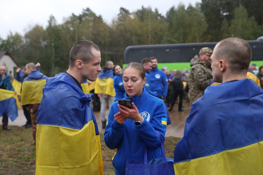 Зворушливі кадри: обмін полоненими, додому повернулися 185 військових та 20 цивільних