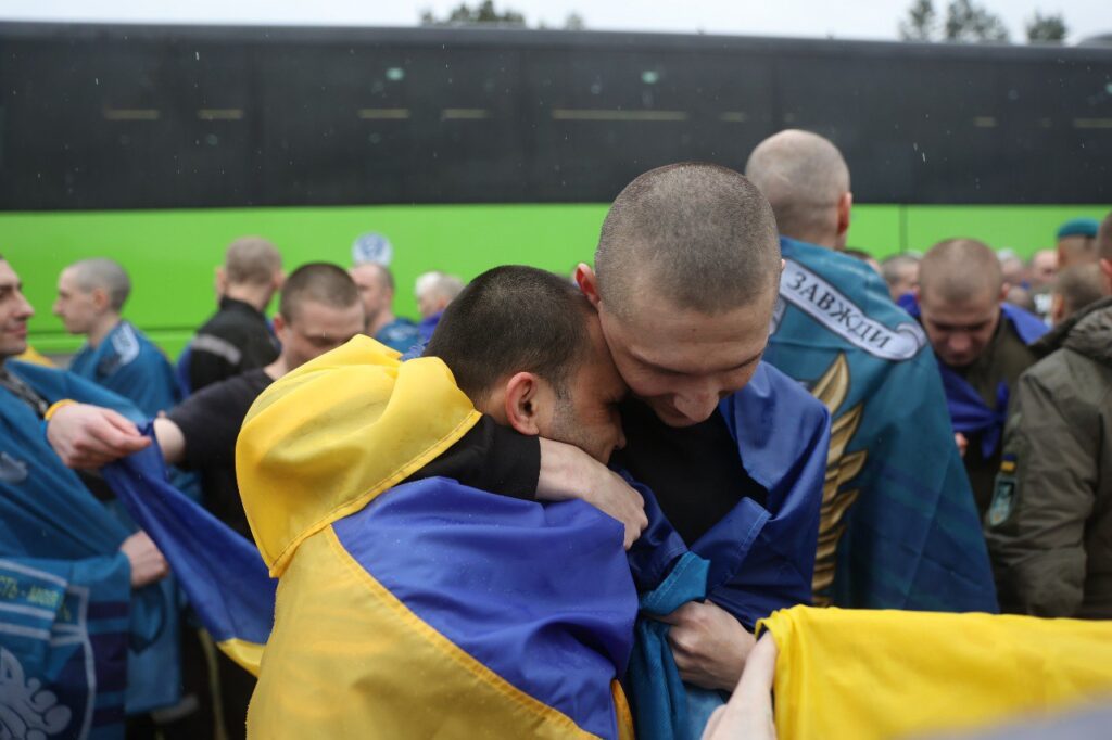 Зворушливі кадри: обмін полоненими, додому повернулися 185 військових та 20 цивільних