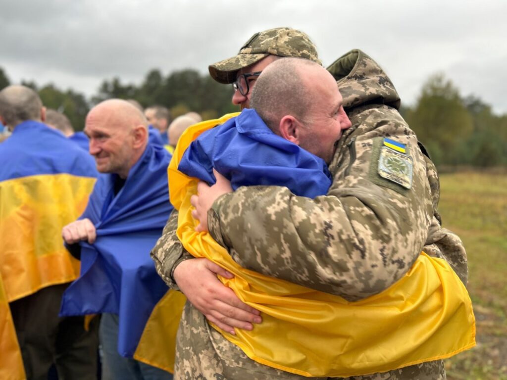 Зворушливі кадри: обмін полоненими, додому повернулися 185 військових та 20 цивільних
