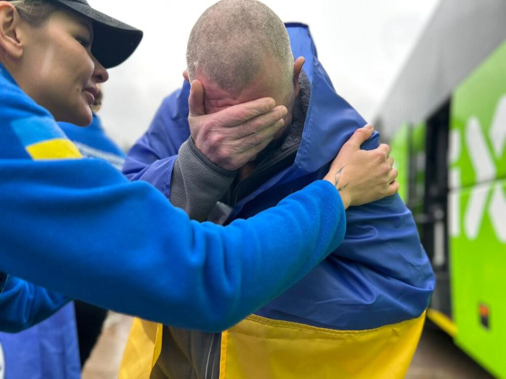 Зворушливі кадри: обмін полоненими, додому повернулися 185 військових та 20 цивільних