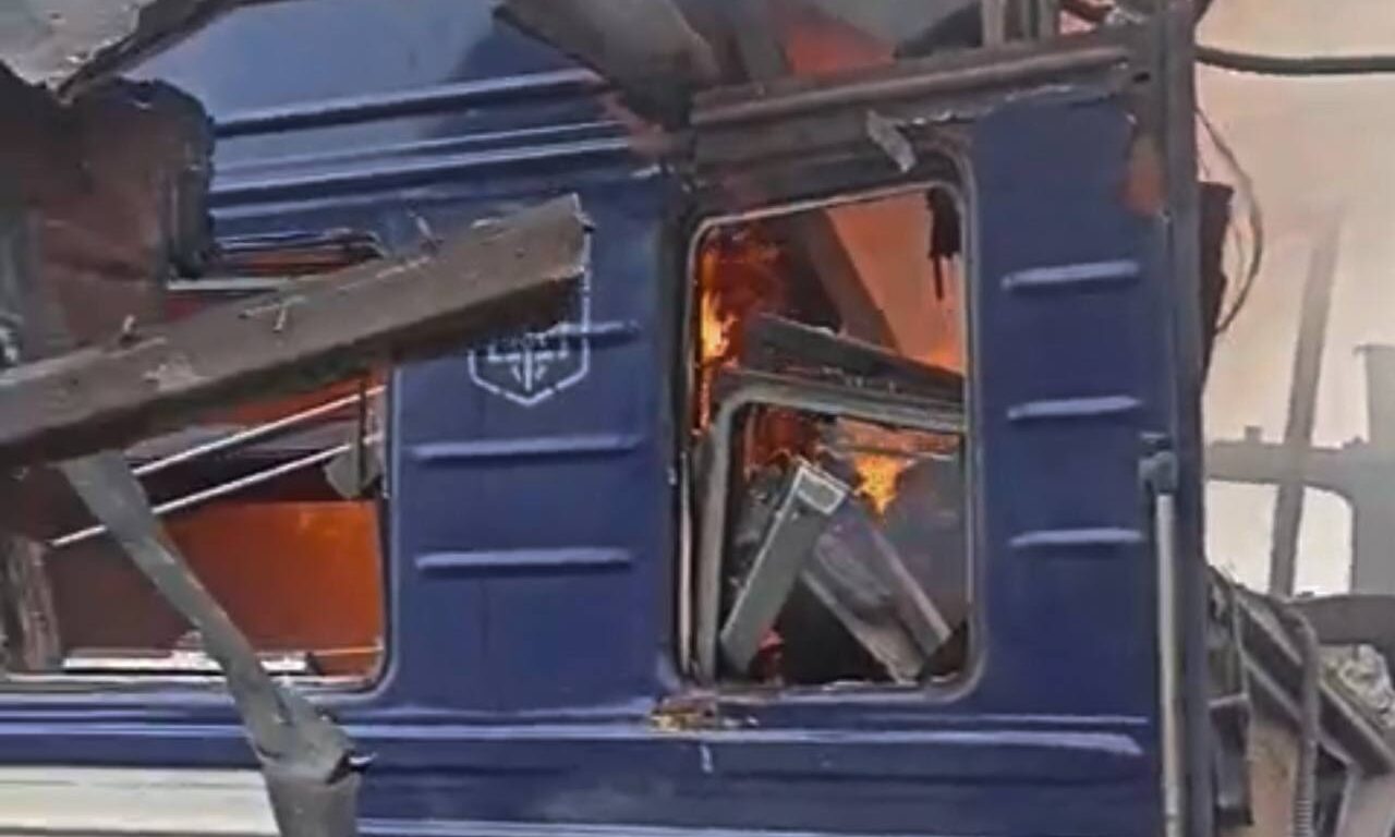 Росіяни атакували залізничний вокзал на Сумщині. Постраждалих — десятки