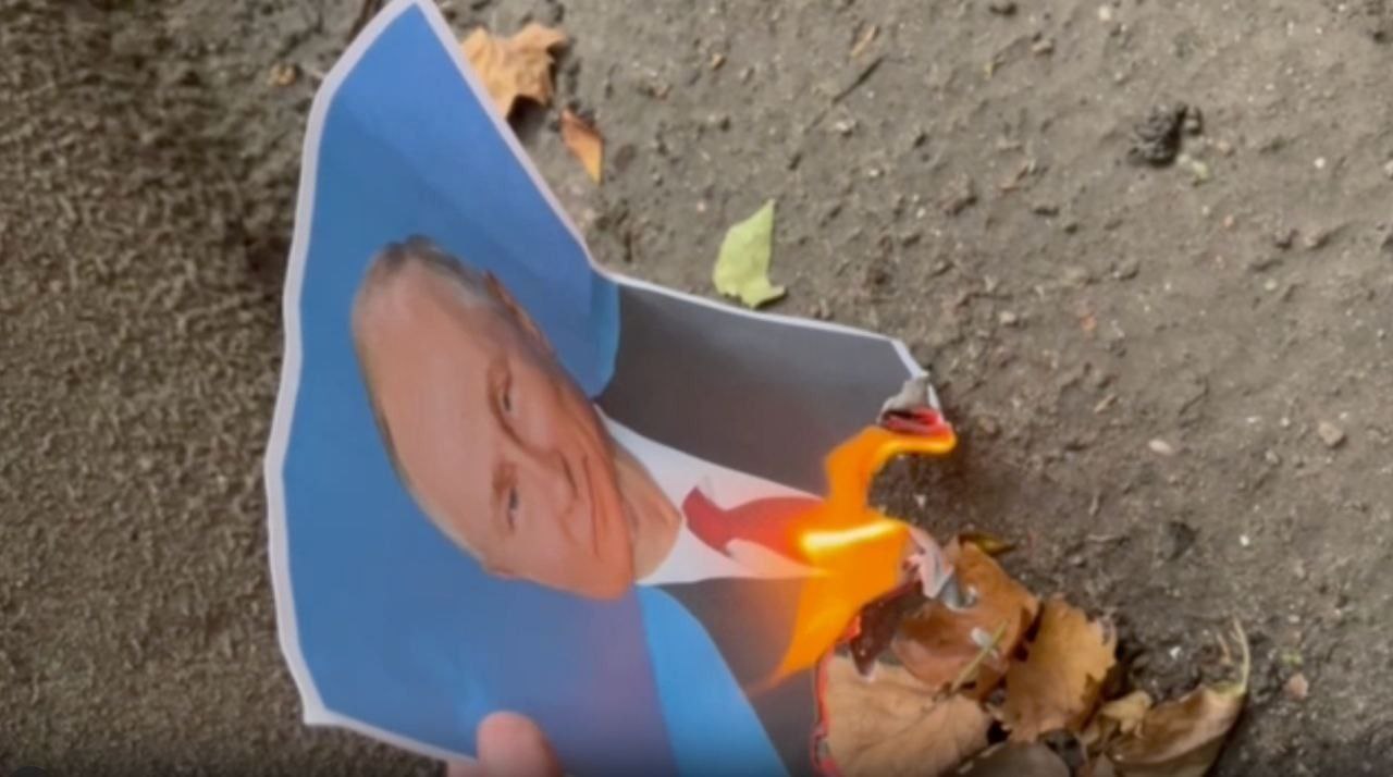 Партизани спалили портрет Путіна у його день народження