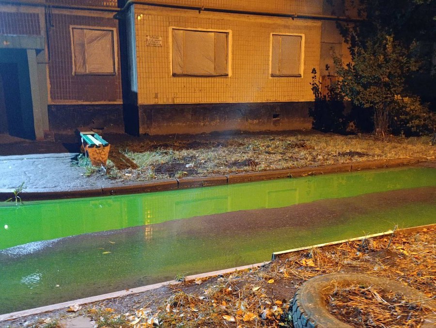 В окупованій Макіївці вулицями тече вода зеленого кольору. Що сталося