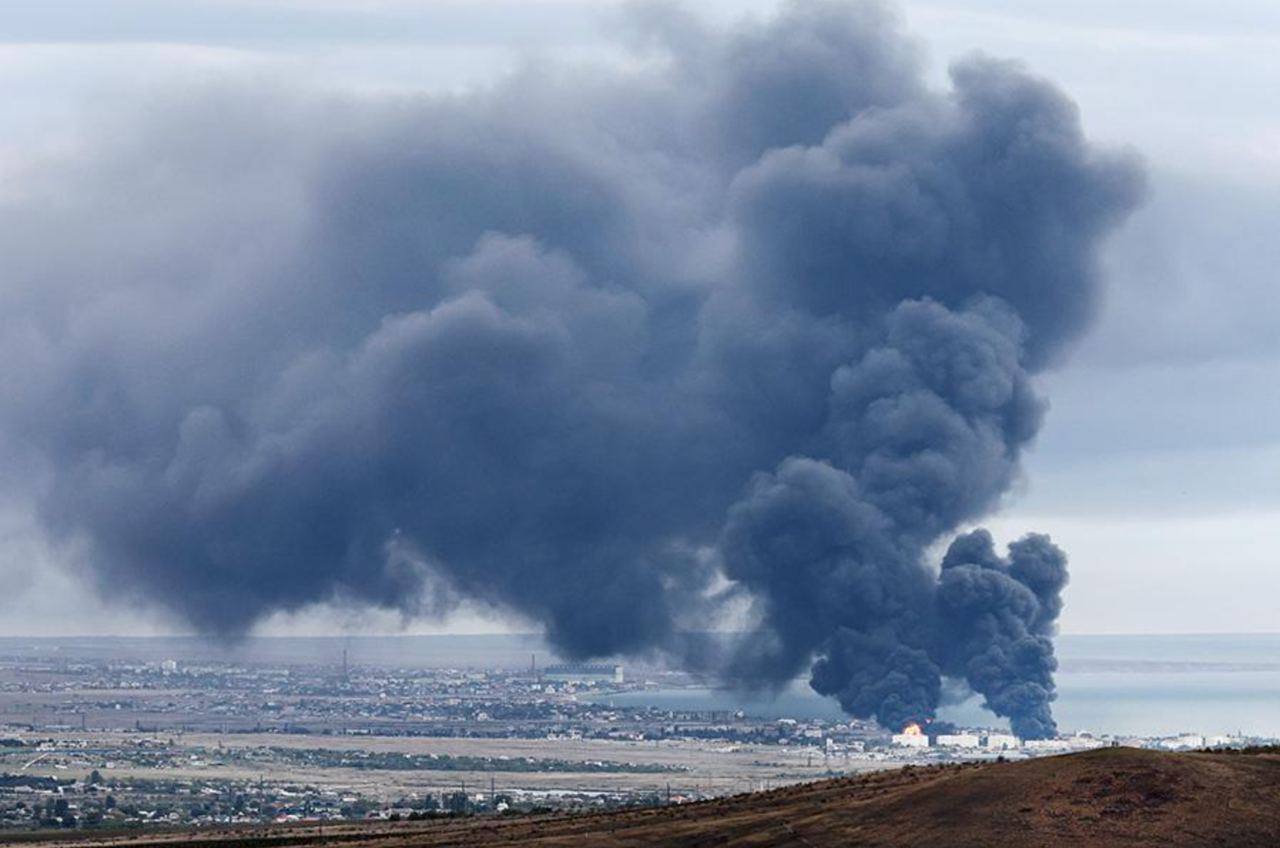 Після атаки нафтобаза у Феодосії горить другий день. Раніше окупанти заявляли, що вона “давно не експлуатується”