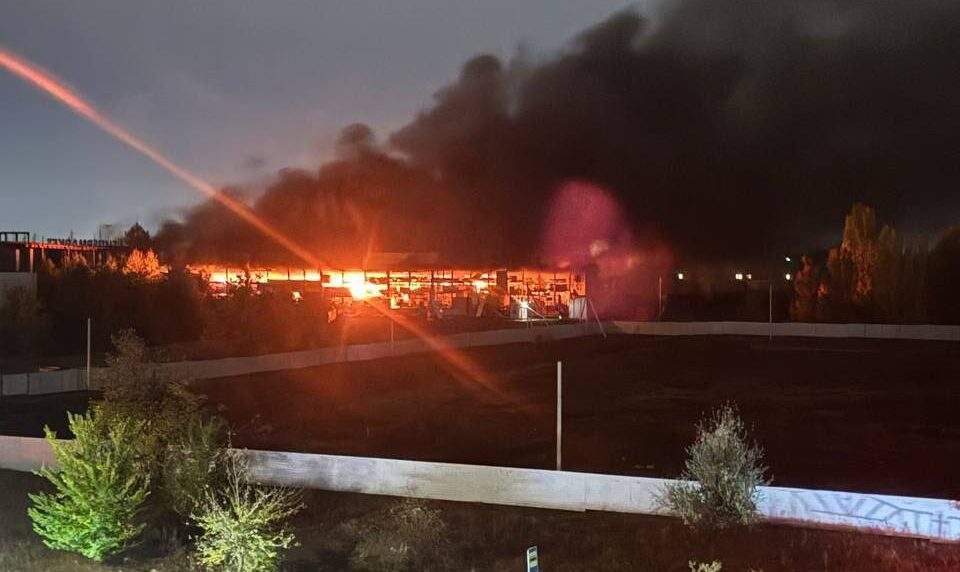 У Донецьку згоріла будівля колишнього “Ашану”. Ймовірно, її атакували дрони