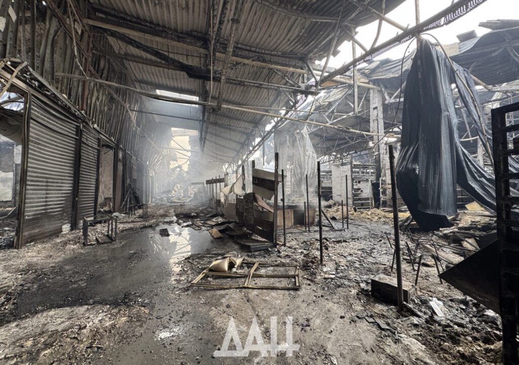 В Донецьку показали, що залишилося від згорілого “Ашана”