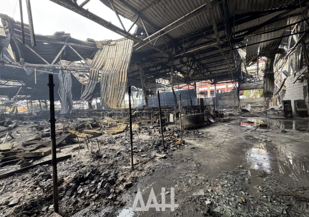 В Донецьку показали, що залишилося від згорілого “Ашана”
