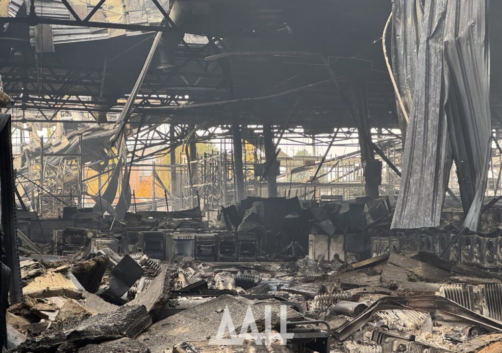 В Донецьку показали, що залишилося від згорілого “Ашана”