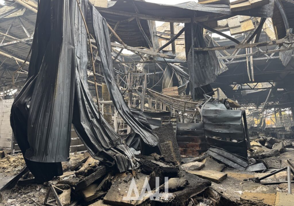 В Донецьку показали, що залишилося від згорілого “Ашана”