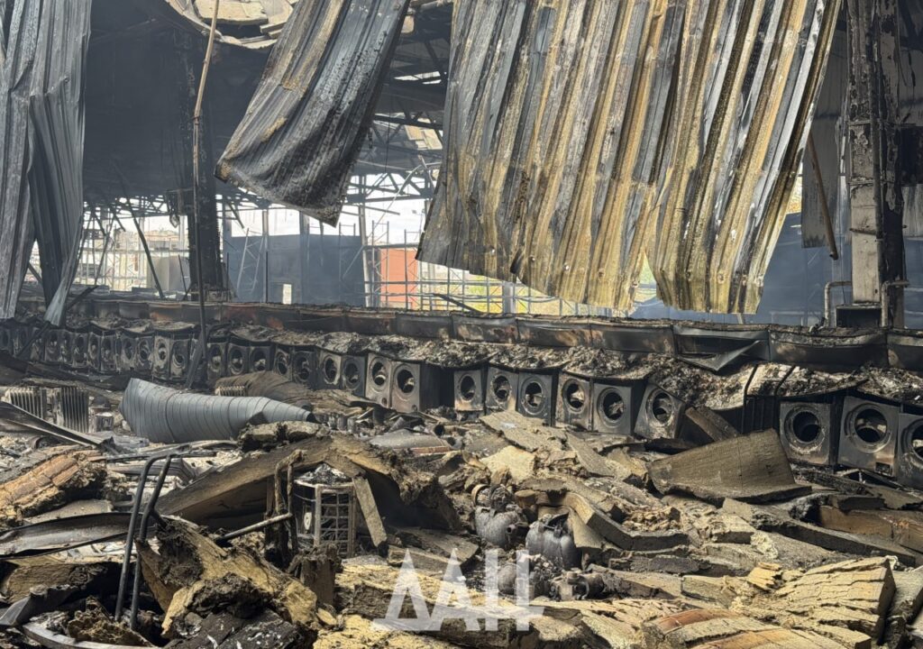В Донецьку показали, що залишилося від згорілого “Ашана”