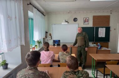 Вчителі окупованого Луганська “купилися” на пранк: майстрували псевдонауковий пристрій від радіації. Чому вчителі з ТОТ попадаються на розіграші